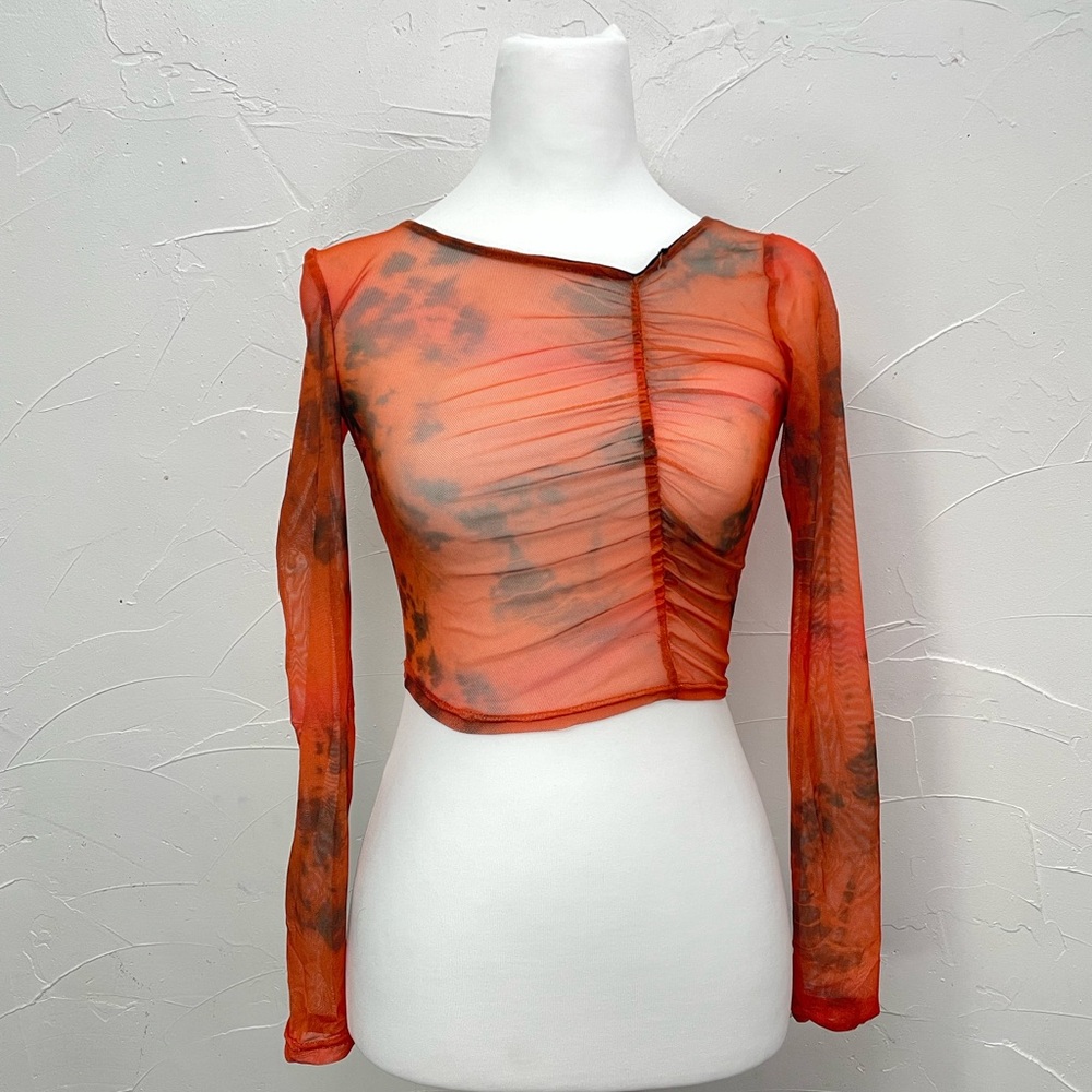 Pretty Little Thing Petite Ruched Red Water Colour Mesh Top - Picture 5 of 9